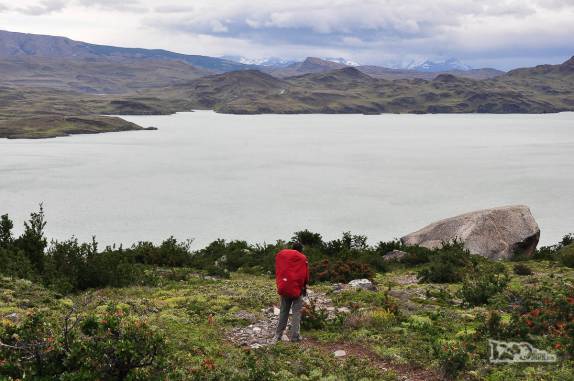 A caminho do Acampamento Los Cuernos, observando o lago Nordenskjold, no Parque Nacional Torres del Paine, no sul do Chile